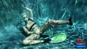 Большегрудая красотка мастурбирует под водой