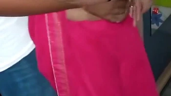 Busige indische Bhabhi im roten Sari wird hart gefickt