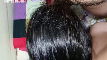 Madrastra masturba la polla del hijastro y le da placer