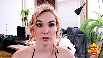 Blondes Girl wichst allein mit Toys