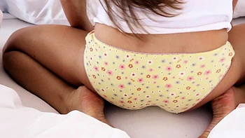 Adolescente morena Jessica Sinn se masturba sozinha