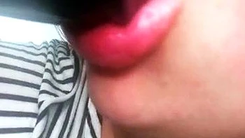 Solo Schönheit spielt nah an ihrem Arsch mit Toys