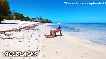 Kira Noir baise le photographe sur la plage avec sa petite chatte