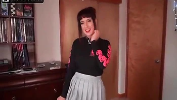 Tetona en lencería se masturba con juguetes