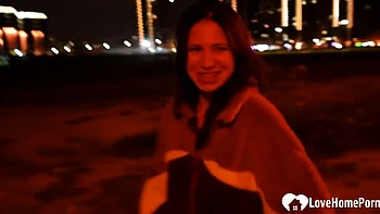 Jeune brune de 18 ans suce profond amateur