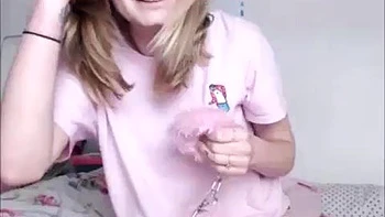 Пушистая киска девушки мастурбирует с секс-игрушкой