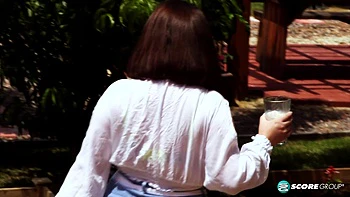 Milf Milly Marks masturba seus peitos enormes sozinha