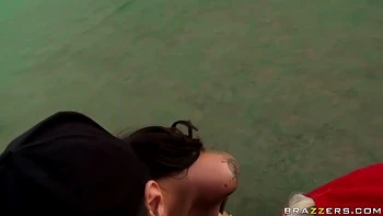 Bridgette B & Angelina Valentine: Geile Titten-Schlampen teilen draußen großen Schwanz