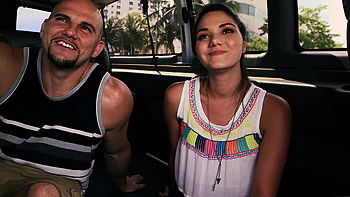 Brune aux petits seins baisée dans son trou et cul serrés