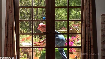 Brune aux gros seins en lingerie baisée hardcore