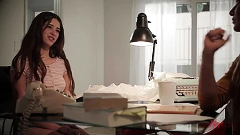 MILF lesbienne Kylie Rocket lèche et tripote le cul