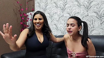 Fernanda Silva domina escravo com mão profunda