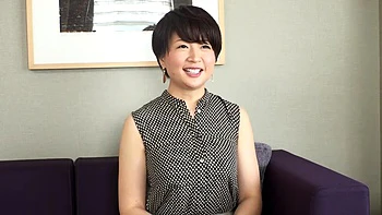 Милфа из Японии с огромными сиськами трахается