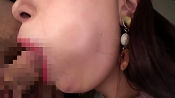 Süßes Japangirl zeigt Achseln und bläst ohne Hände