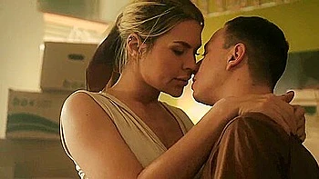 Zlata Shine secoue ses gros seins et son cul en fetish tissu