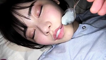 Горячая азиатская милфа Юлия дрочит в душе