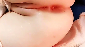 Adolescente japonaise se fait jouir la chatte avec jouets