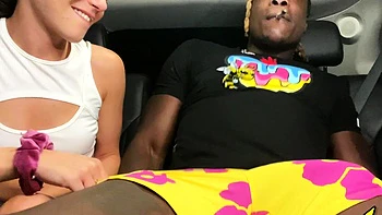 Sunny gibt POV-Handjob und interracial Blowjob