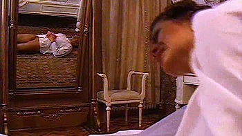 Pornostar morena dominante dando una mamada