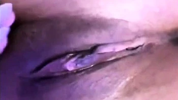 Heißes Solo: Tittenfrau in High Heels fistet sich