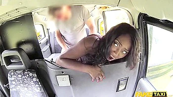MILF ebony pervertida fodida no carro por estranho