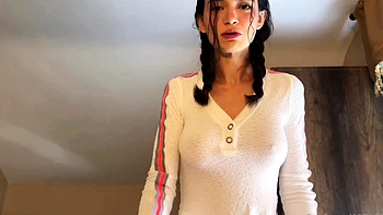 Süßes brünettes Teen fickt und spritzt