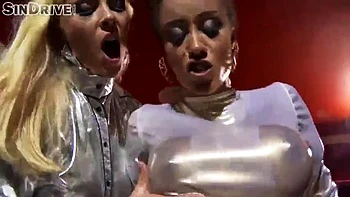 Chicas británicas comparten polla con felación y doggy