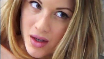 Loira tarada com peitões leva gozada facial suja