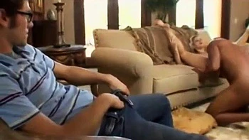 Sara V aux gros seins chevauche le cock en doggy et cowgirl