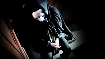 Italienische Brünette bekommt Amateur-Blowjob & Missionar