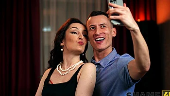 Milf morena quente Di Devi cavalga pau grande de meia