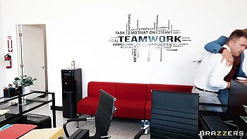 Busige Brünette Kira Noir reitet dicken schwarzen Schwanz