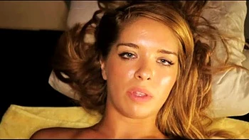 Блондинка с кремпай в позе догги на Onlyfans