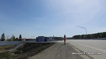 Madrasta morena traviesa desnuda en público junto a la carretera