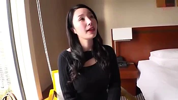 Cornudo cachondo ve a su chica ser follada