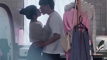 Femme infidèle baisée devant son cocu