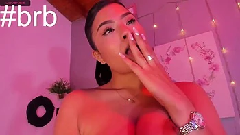 Latina amateur striptease et show sur webcam