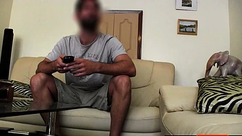 Schwarze Tussi mit Knackarsch gibt nassen POV-Blowjob