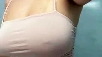 Rubia amateur con tetas grandes masturbándose sola