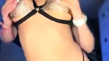 Schöne Brünette fummelt sich solo an Arsch und Muschi