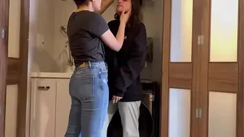 Mi Hermanastro no está en casa y yo termino jugando con su esposa  a la médico y a la paciente para curar todos sus males haciendo el amor sobre la lavadora