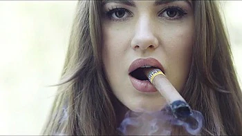 Brunette peituda faz striptease com peitos grandes