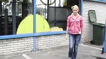 Loira Sophie Moone pelada lavando o carro provocante