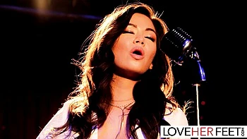 Deusa dos pés asiática lambe e fode os pés