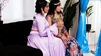 Heiße indische Brünette fummeln, lecken und dreier Orgasmen