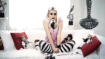 A pequena vadia gótica Chloe toma porra no cu de novo