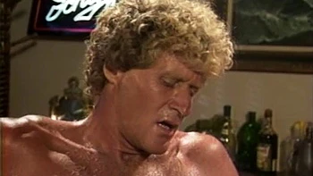 Blonde reçoit une pipe sale et un cul-fuck