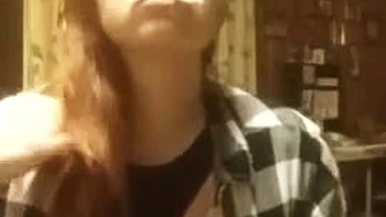 Rothaarige Amateurin raucht ihre Titten voll