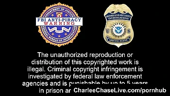 Пышногрудая блондинка Чарли Чейз мастурбирует