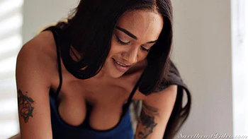 Beautés lesbiennes s’enculent dans la salle de bain - scène noir et blanc